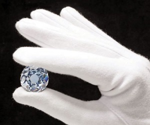   مصر اليوم - والد إيطالي صعب عليه فراق ابنه فحوّل بقاياه المحترقة إلى ألماسة