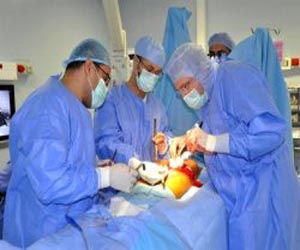   مصر اليوم - إجراء أول عملية جراحية لتشوهات القفص الصدري