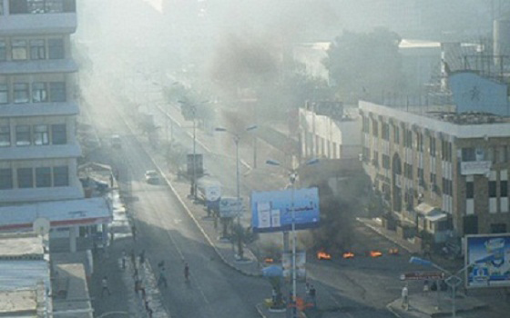   مصر اليوم - احتجاجات مسائيّة غاضبة وهجوم مسلح على قسم شرطة المنصورة في عدن جنوب اليمن