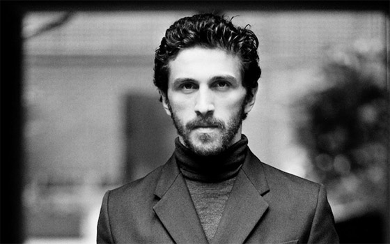   مصر اليوم - تعيين ديفيد كوما كمصمم فني شاب في دار موغلر الفرنسيّة للأزياء