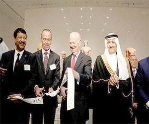   مصر اليوم - الأمير سلطان افتتح معرض روائع آثار المملكة في هيوستن