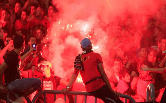   مصر اليوم - الأهلي يتلقى صدمة جديدة بغرامة نصف مليون دولار من الفيفا بسبب شماريخ الألتراس