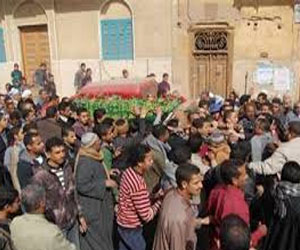   مصر اليوم - الآلاف يودِّعون جنازة قتيل الدقهليَّة الذي لَقِيَ حتفه في بورسعيد