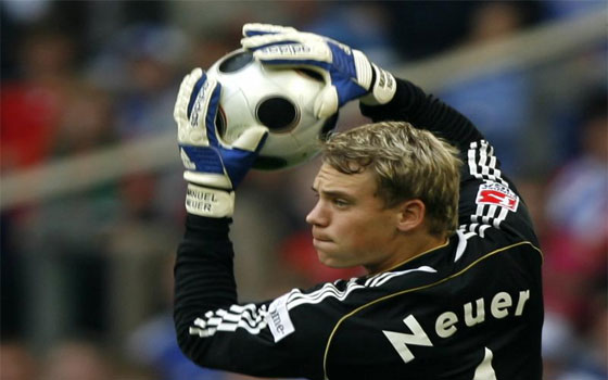   مصر اليوم - جماهير الرجاء تحاصر نوير حارس بايرن ميونيخ في مدينة مراكش المغربية