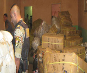 مصر اليوم - الجيش يحبط عملية تهريب 60 طن بضائع مستوردة في بورسعيد