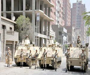   مصر اليوم - انتشار أمني وعسكري مكثف في ميادين التحرير ورمسيس ورابعة العدوية