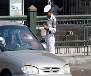 مصر اليوم - حبس أمين شرطة 4 أيام لاعتدائه على ضابط مرور