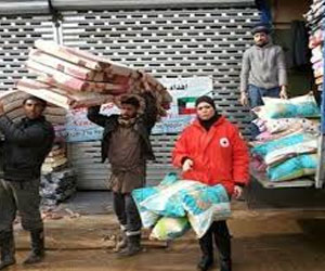   مصر اليوم - الهلال الاحمر الكويتي يوزع كسوة الشتاء على الاسر السورية