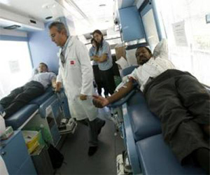   مصر اليوم - إقبال للمواطنين على المركز المتنقل للتبرع بالدم في الجزائر