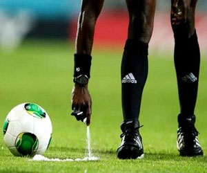 مصر اليوم - الفيفا يقر استخدام الرذاذ المتلاشي لتحديد مكان وقوف اللاعبين في الكرات الثابتة