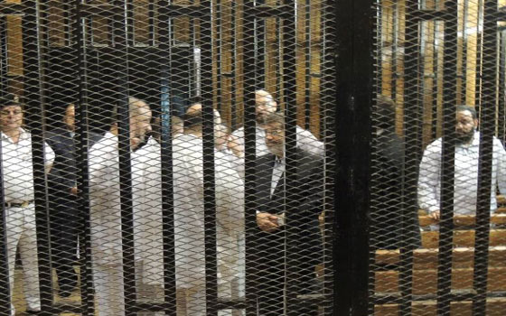   مصر اليوم - الرئيس المعزول مرسي سيعين محاميًا أو أكثر للدفاع عنه لكنه لا يعترف بالمحكمة