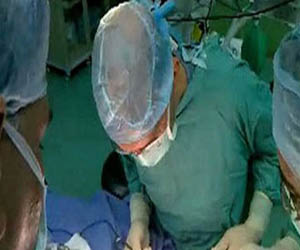   مصر اليوم - استنباط مادة تساعد على لصق الأنسجة البيولوجية تفيد العمليات الجراحية