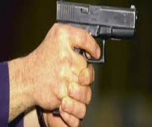 مصر اليوم - إصابة شخص بطلق ناريّ بسبب خلافات على أرض جبليَّة في نجع حمّادي