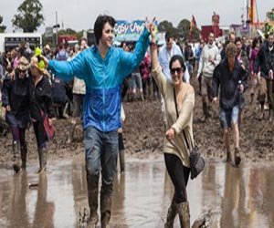   مصر اليوم - إلغاء عملية بحث عن امرأة في بريطانيا جرفتها مياه البحر لسوء الطقس