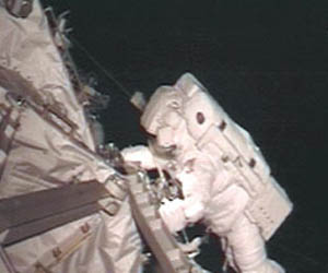   مصر اليوم - رائدان يبدآن عملية سير فى الفضاء لإصلاح نظام للتبريد في المحطة المدارية