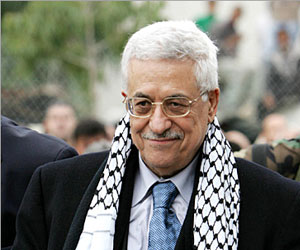 مصر اليوم - عباس يهدي المسلماني مسبحة عليها علم فلسطين