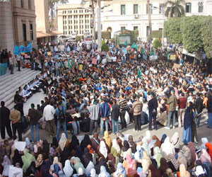   مصر اليوم - إشتباكات بالإيدي بين طلابٍ وموظفي جامعة القاهرة