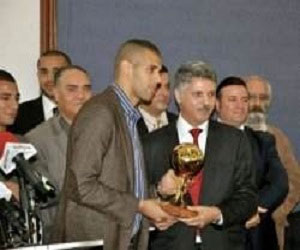 مصر اليوم - إسلام سليماني يهدي كرته الذهبية للرئيس عبد العزيز بوتفليقة