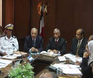   مصر اليوم - مدير أمن السويس يقوم بسحب الذخيرة من أفراد الحرس