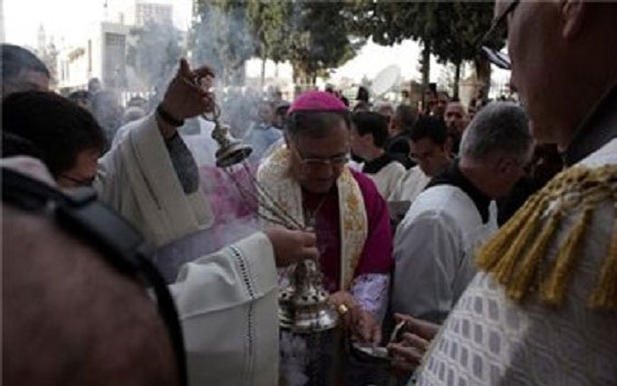 مصر اليوم - البطريرك طوال يؤكد البقاء هنا والعيش هنا والموتَ هنا في أرضنا المقدسة
