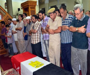   مصر اليوم - الآلاف يُشيِّعون شهيد محافظة دمياط في تفجير مديرية أمن الدَّقهلية