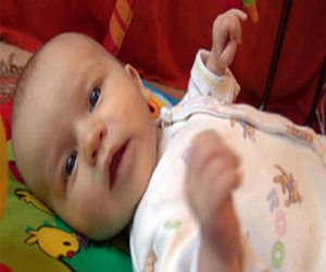   مصر اليوم - نجاة رضيع فى النمسا من الموت بعد سقوطه من الطابق الثالث