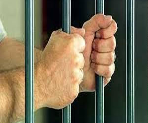   مصر اليوم - حبس صاحب محلِّ عطور ٤ أيام بعد ضبط أسلحة وزيٍّ عسكريٍّ