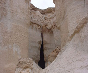   مصر اليوم - كهف في إندونيسيا يكشف تاريخ موجات تسونامي قديمة