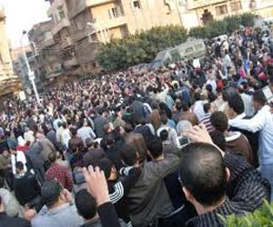 مصر اليوم - تظاهرات في المنصورة تندّد بالهجوم على مديرية الأمن