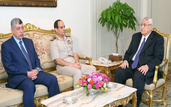   مصر اليوم - منصور يبحث مع وزيري الدفاع والداخليّة الوضع الأمنيّ عقب تفجير الدقهلية