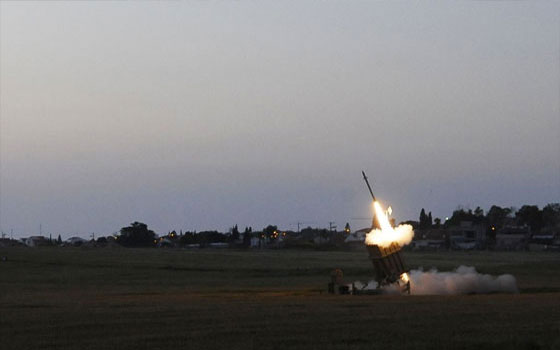 مصر اليوم - سقوط صاروخ على شاطئ عسقلان والاحتلال ينشر القبة الحديديّة جنوبًا