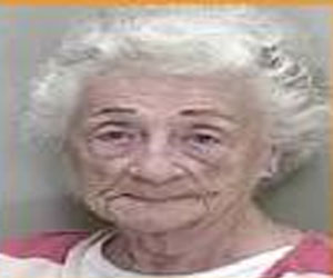   مصر اليوم - لص يسرق أوسمة من إمرأة مسنة