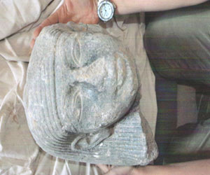   مصر اليوم - اكتشاف رأس تمثال فرعونية في صعيد مصر