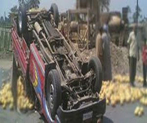 مصر اليوم - انقلاب سيَّارة نقل أموال في المنيا بعد محاولة للسّطو عليها