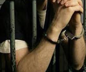 مصر اليوم - القبض على خفير بالمنيا أجبر زوج شقيقته السعودي الجنسية على بيع قطعة أرض