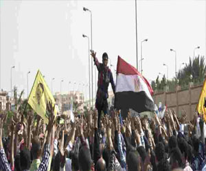   مصر اليوم - اشتباكات عنيفة بين الشرطة وجماعة الأخوان في أول جمعة بعد تصنيفها إرهابية