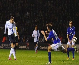   مصر اليوم - مشجعو سيتي يضيئون الملعب بهواتفهم المحمولة لانقطاع الكهرباء