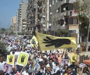  مصر اليوم - قتيل و20 معتقلاً خلال فض الأمن مظاهرة لأنصار مرسي في دمياط