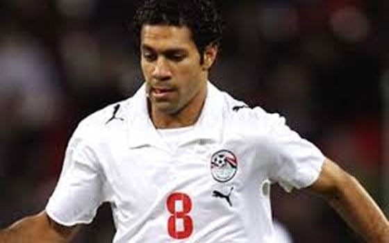   مصر اليوم - حسني عبدربه يتبرع بـ 85 ألف جنيه لشراء ملابس لفريق الإسماعيلي