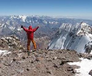   مصر اليوم - طفل في التاسعة يتسلق أعلى قمة في أميركا اللاتينية