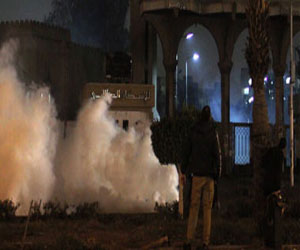   مصر اليوم - اشتباكات بين الشرطة والإخوان قرب المستشفى الجامعيّ في أسوان