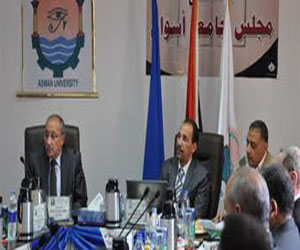   مصر اليوم - جراح القلب العالمي مجدى يعقوب يحصل على عضوية جامعة أسوان