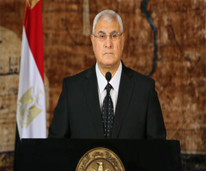   مصر اليوم - منصور يسلم قلادة النيل لإسم الرئيس الراحل محمد نجيب