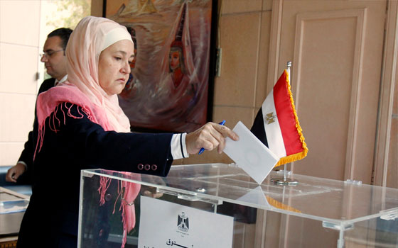   مصر اليوم - الرئيّس المصري يلتقّي 97 من مُمثلي المحافظّاتِ لمناقشةِ تنفيّذ خارطةِ الطريّق