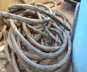   مصر اليوم - ضبط ٤ أطنان كابلات كهربائية مسروقة بحوزة عامل في الأقصر