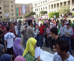   مصر اليوم - تظاهر طلاب الإخوان في جامعة القاهرة ومسيرة تتوجه إلى الأزهر