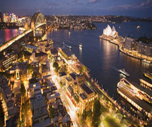   مصر اليوم - حشود يحجزون أماكنهم فى ميناء سيدنى لحضور احتفالات العام الجديد