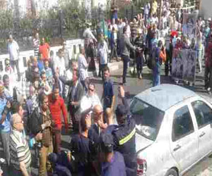   مصر اليوم - خبراء المفرقعات يفحصون سيارة مجهولة