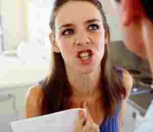   مصر اليوم - طعنت زوجها بسنجاب من خزف لأنه نسي زجاجات الجعة