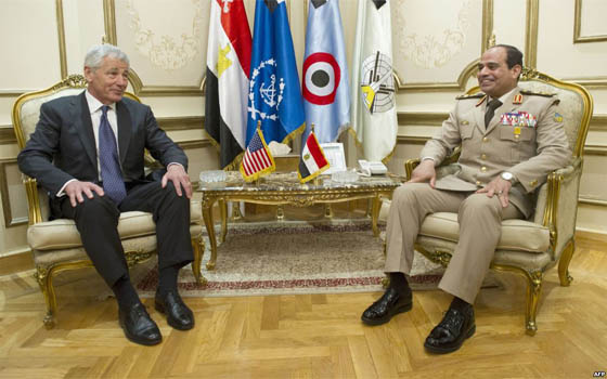   مصر اليوم - السِّيسي يبلغ هيغل أنَّ الجيش والشَّعب قادران على مواجهة الإرهاب